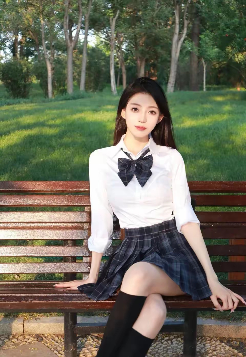 在树荫下,捕捉到校花的一瞬,自然与青春的完美结合