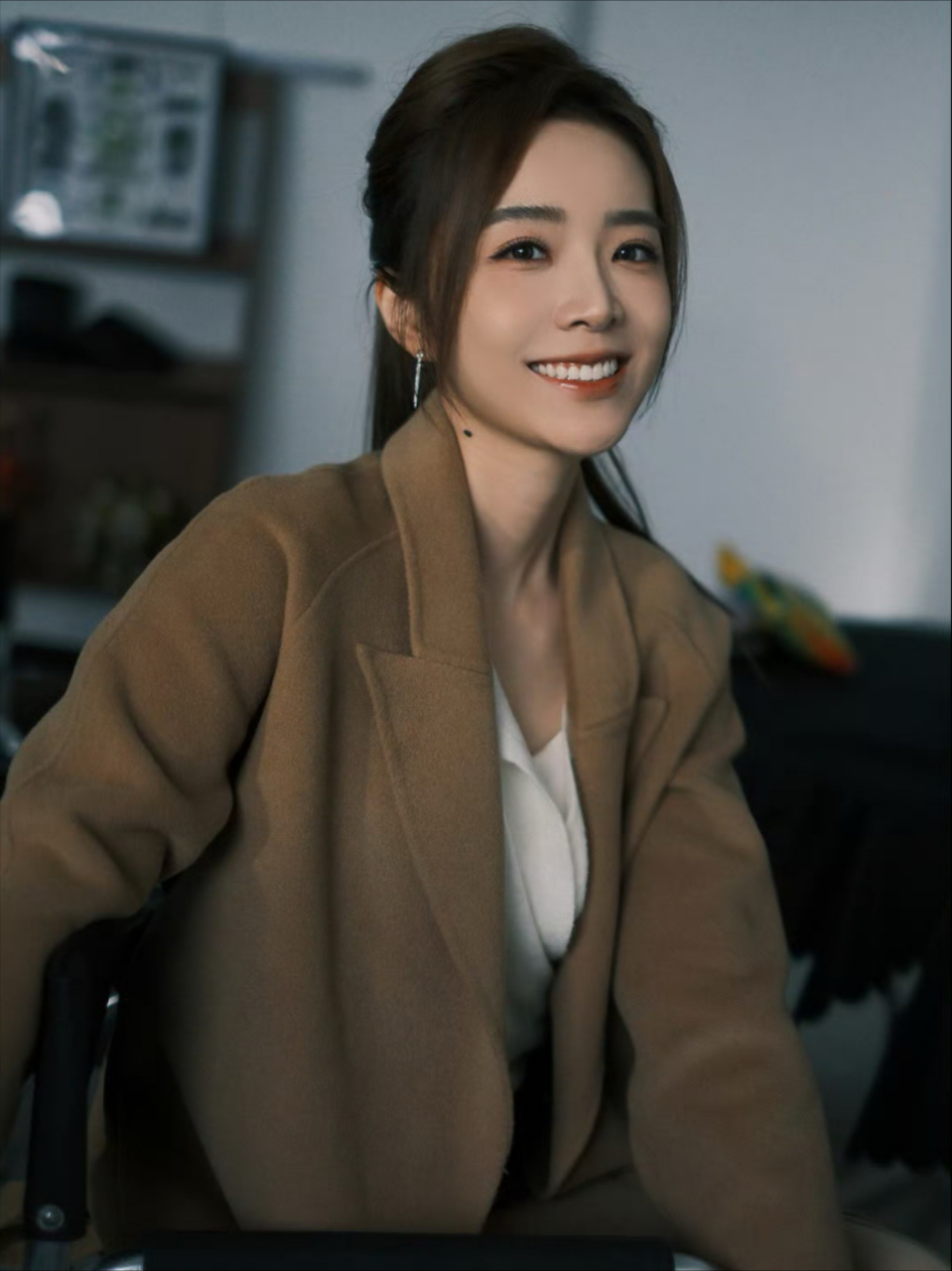 lpl女主持人余霜晒照:中午好!