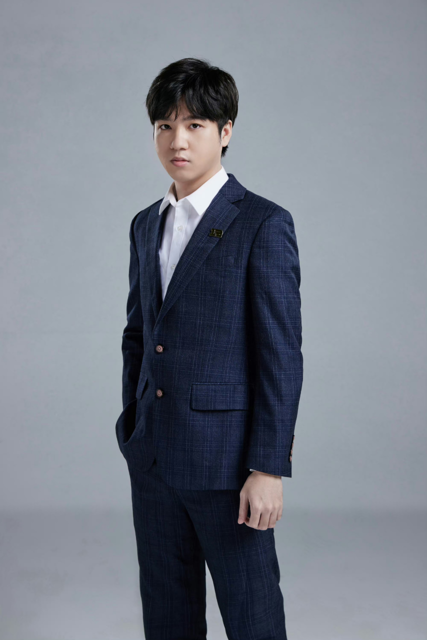 rng电子竞技俱乐部 晒照:主队服定妆照来咯!