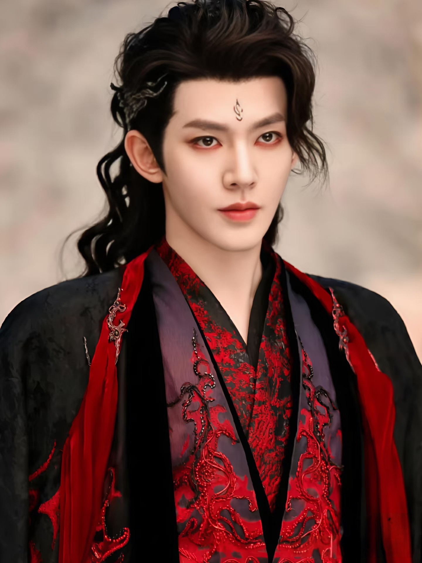 当这两种极致的色彩,交融于男明星们的古装造型之上,会绽放出怎样的