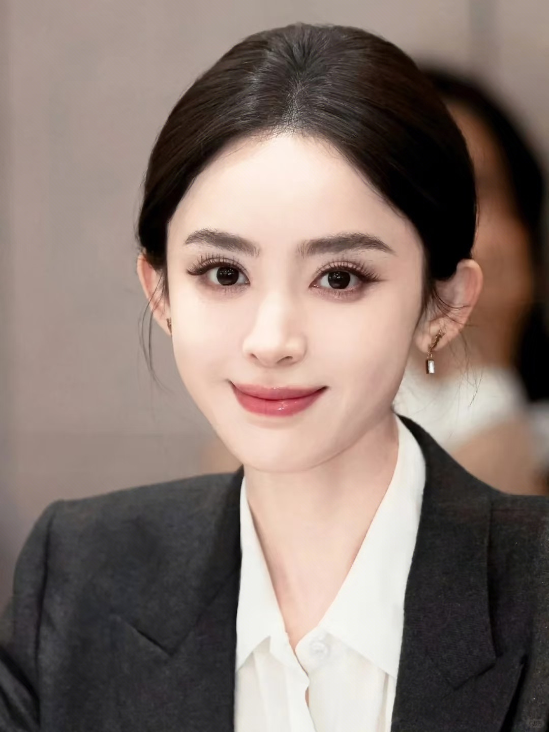 仔细看了一下她们的面部突然发现四个都是大眼睛宽双眼美女眼睛