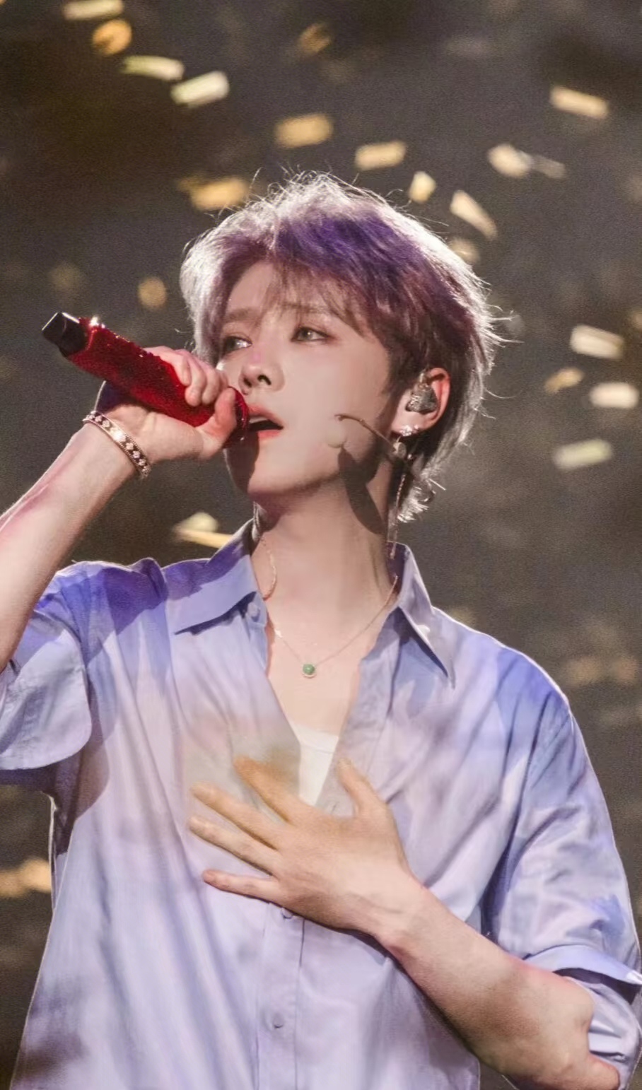 鹿晗卷发花衬衫造型# #鹿晗演唱