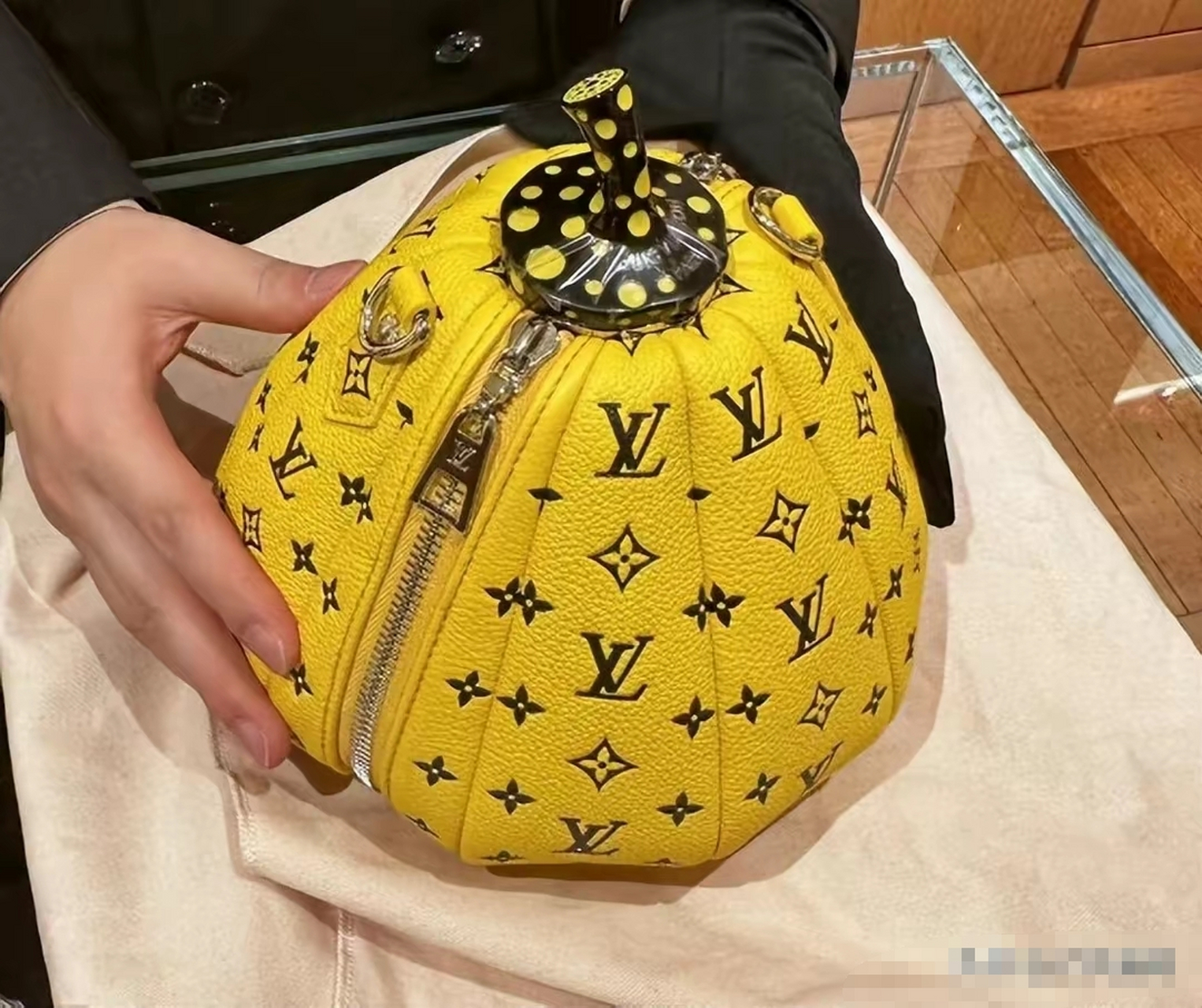 女子花64000元买lv包,有钱人的世界真搞不懂#lv