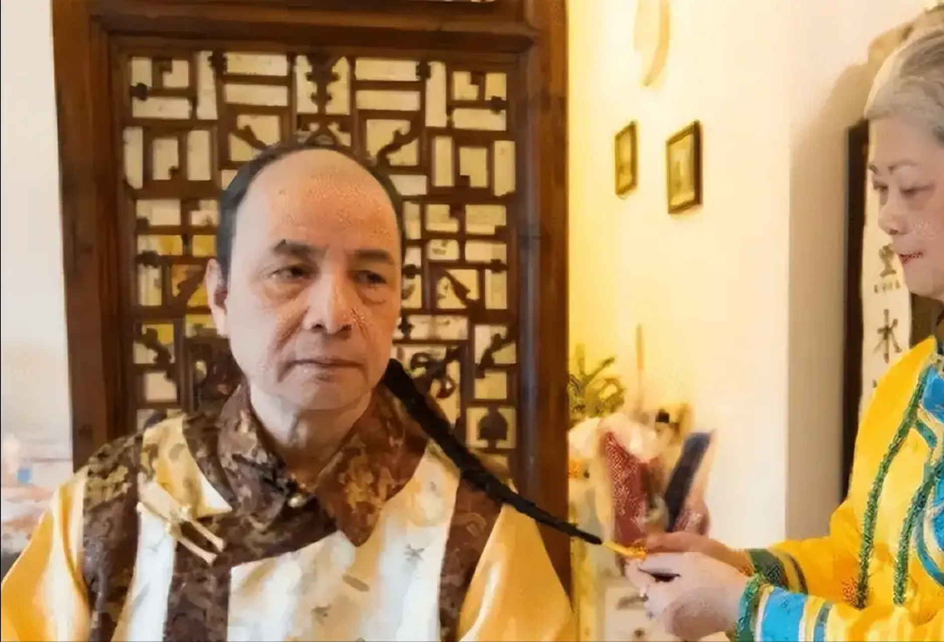 爱新觉罗 州迪,自称是多尔衮十世孙,买票插队,不娶汉女,向国家索要