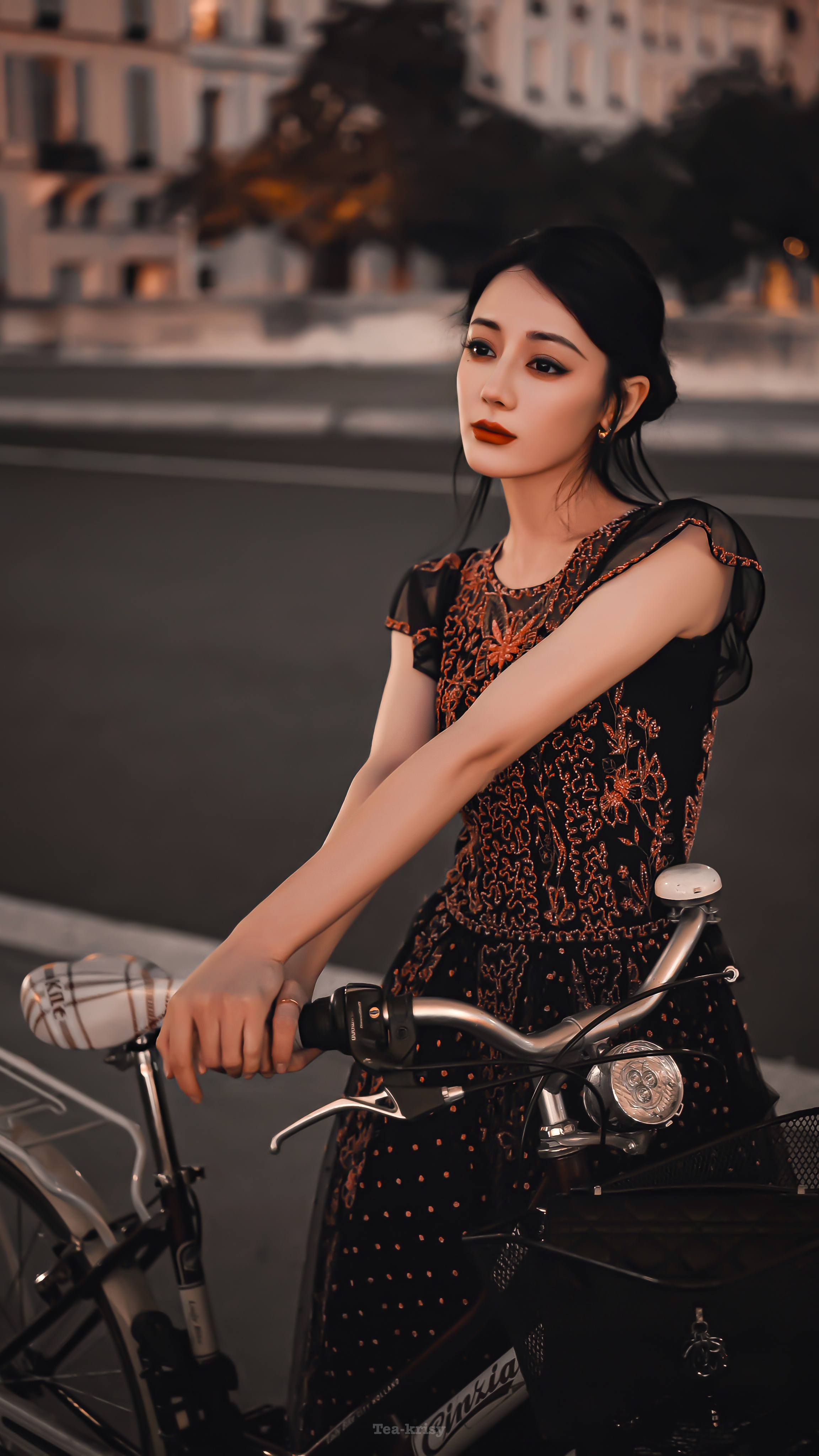 "每个女孩都有一个骑自行车的梦想,迪丽热巴尤其喜欢,她身穿飘逸的镶