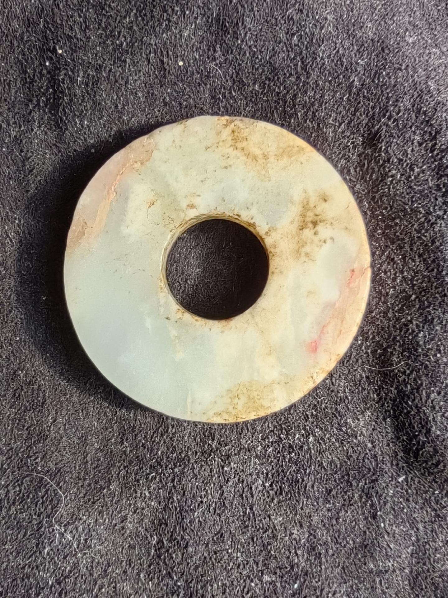 和田白玉籽料素面玉璧,汉代风格,生坑状态,沁色生美自然过渡,朱砂沁入