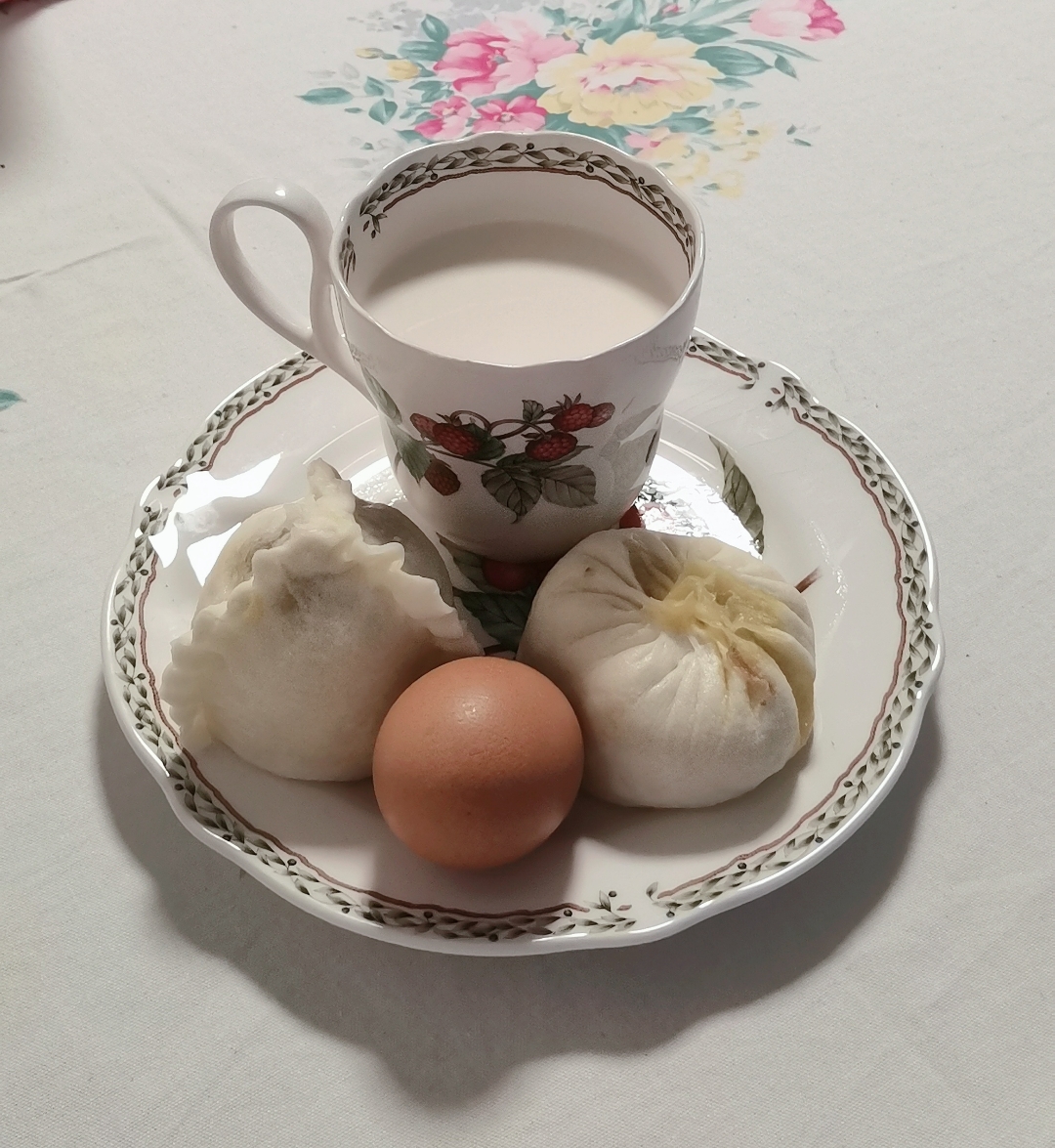 一碗温热的牛奶,一颗鸡蛋,搭配着松软可口的包子,简单却满载幸福的