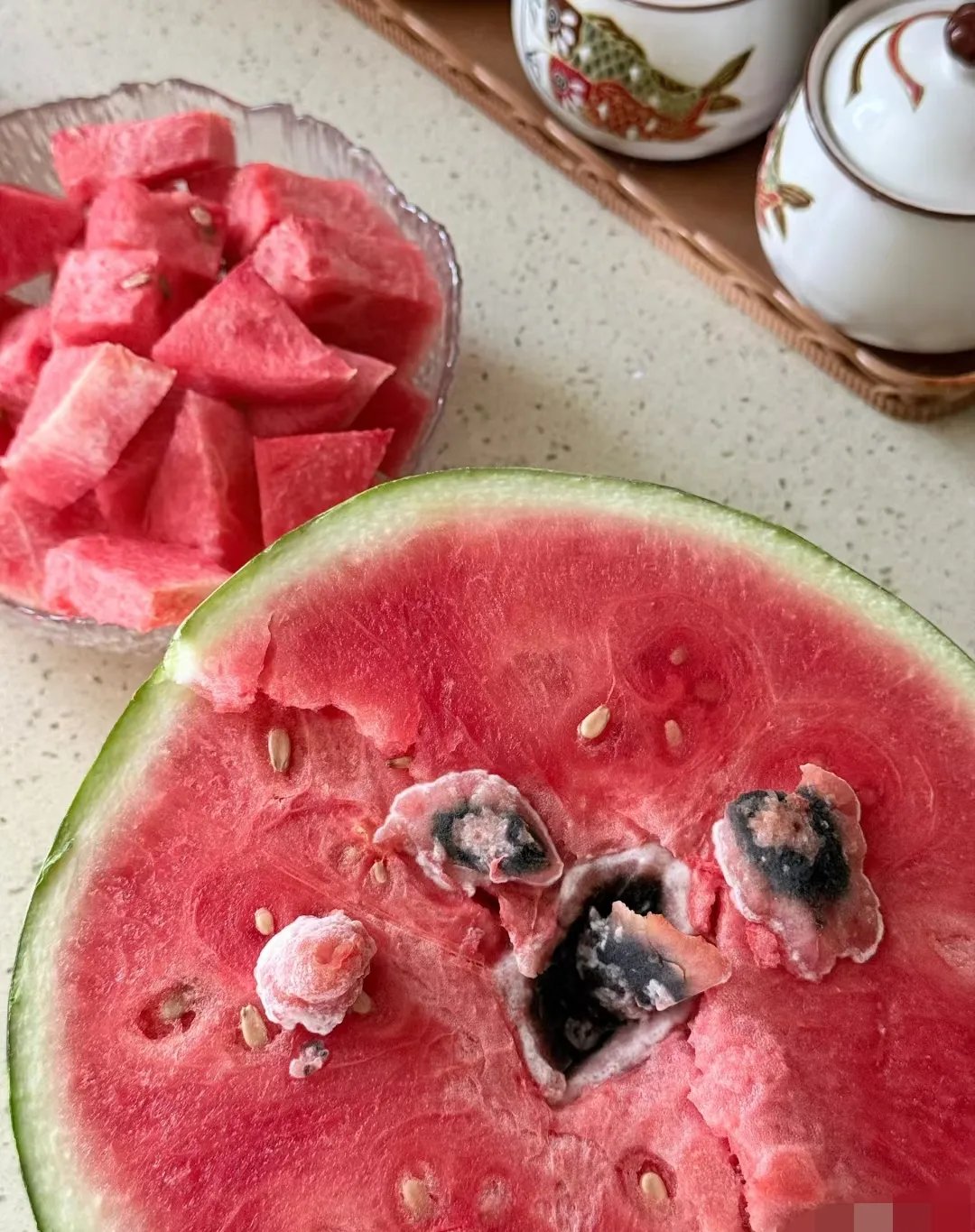 没多想,中午又切了点.结果瓜瓤烂了,看着就反胃