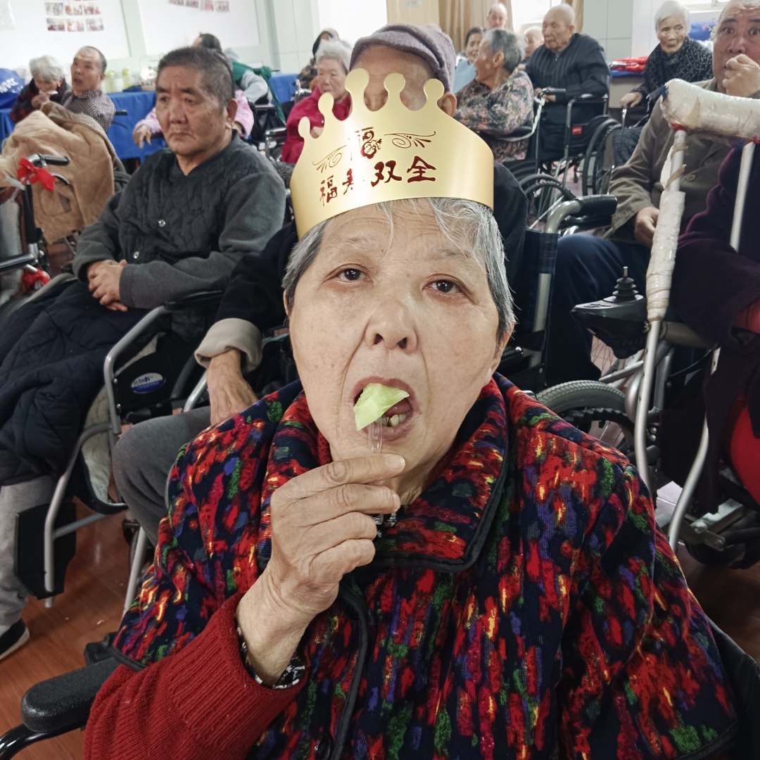 这位优雅的老年妇女,头戴金色皇冠,仿佛是从童话世界走来的贵妇人.