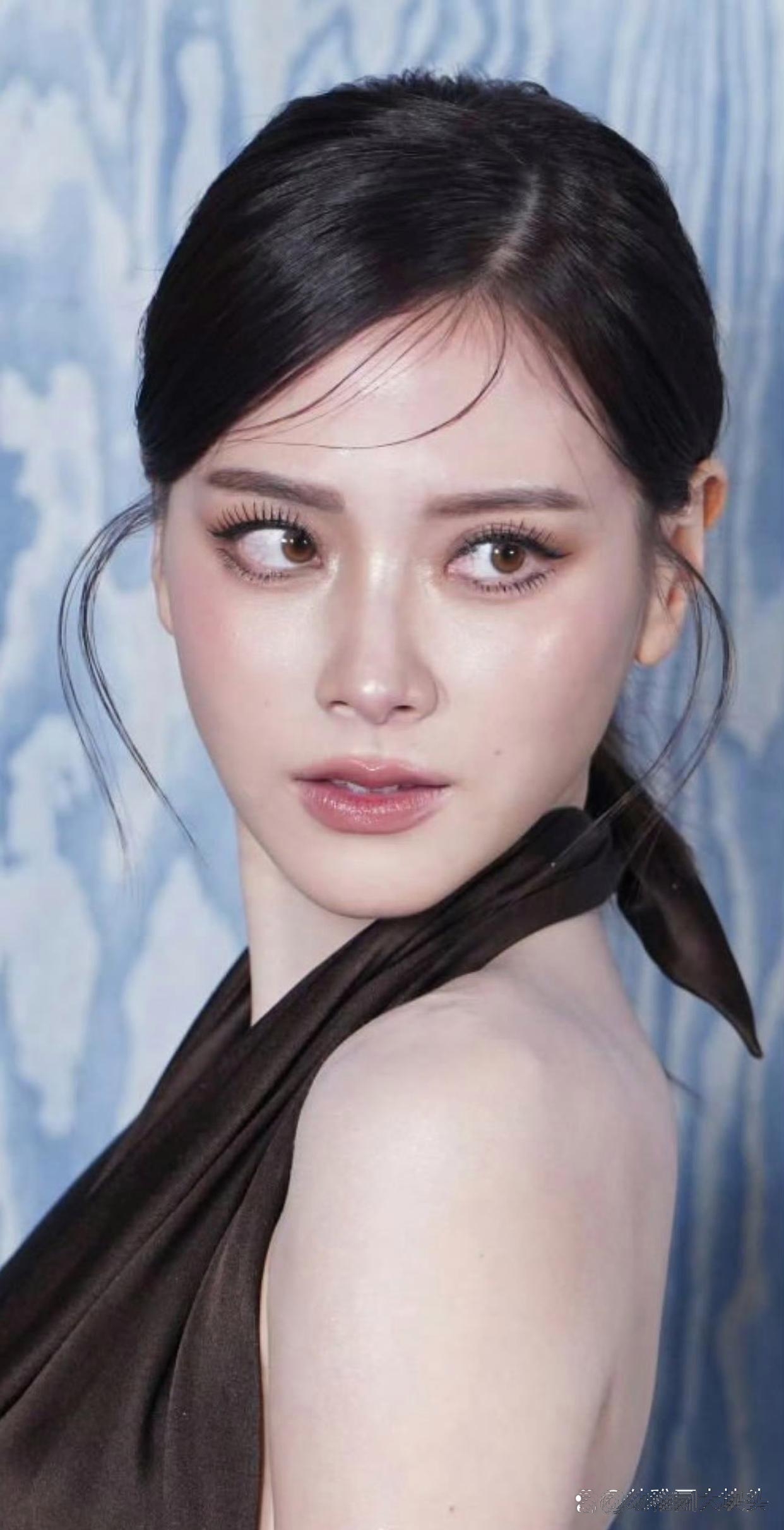 的面容真是绝美,即使睫毛被化成这样也依然美丽动人