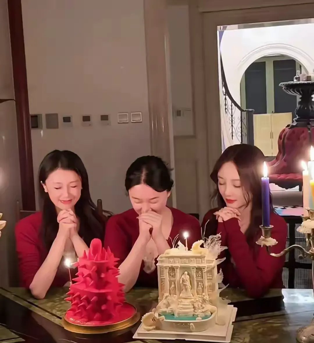 近日,霍思燕,李小璐,甘薇同框引发热议,三人一袭红装亮相,颜值依旧