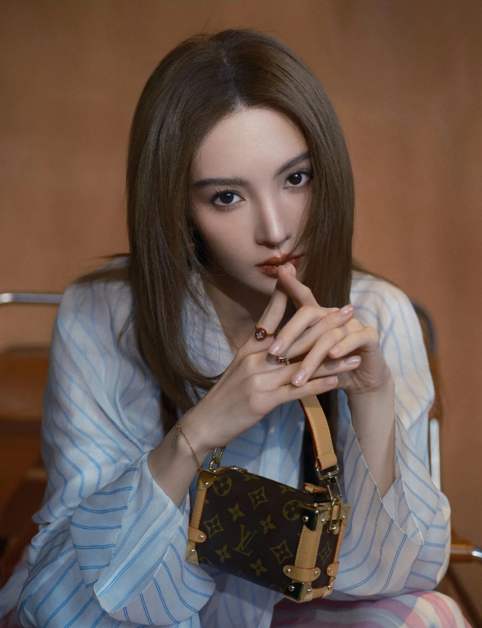 她摒弃了传统的女明星走红毯时穿的礼服,选择了自己简约的私服亮相