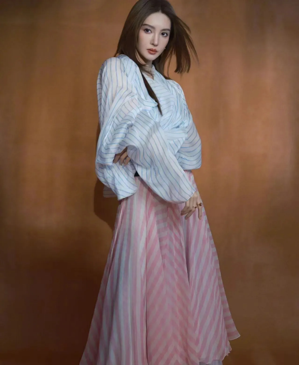 她摒弃了传统的女明星走红毯时穿的礼服,选择了自己简约的私服亮相