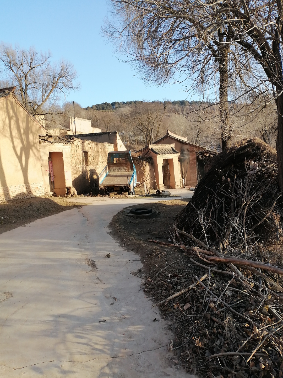 甘肃老家的大体样貌 这十几年最大的变化是所有的路都硬化了,家家户户