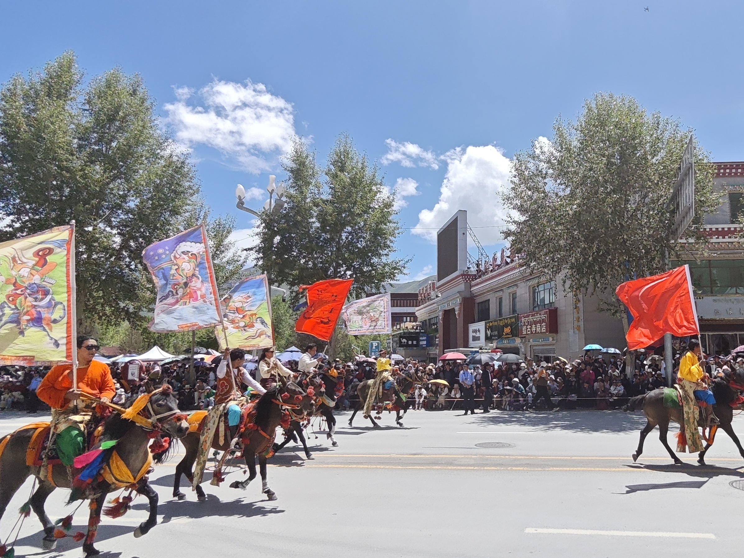 万千气象看青海# 7月24日,"潇洒的康巴人"巡游活动在青海省玉树藏族