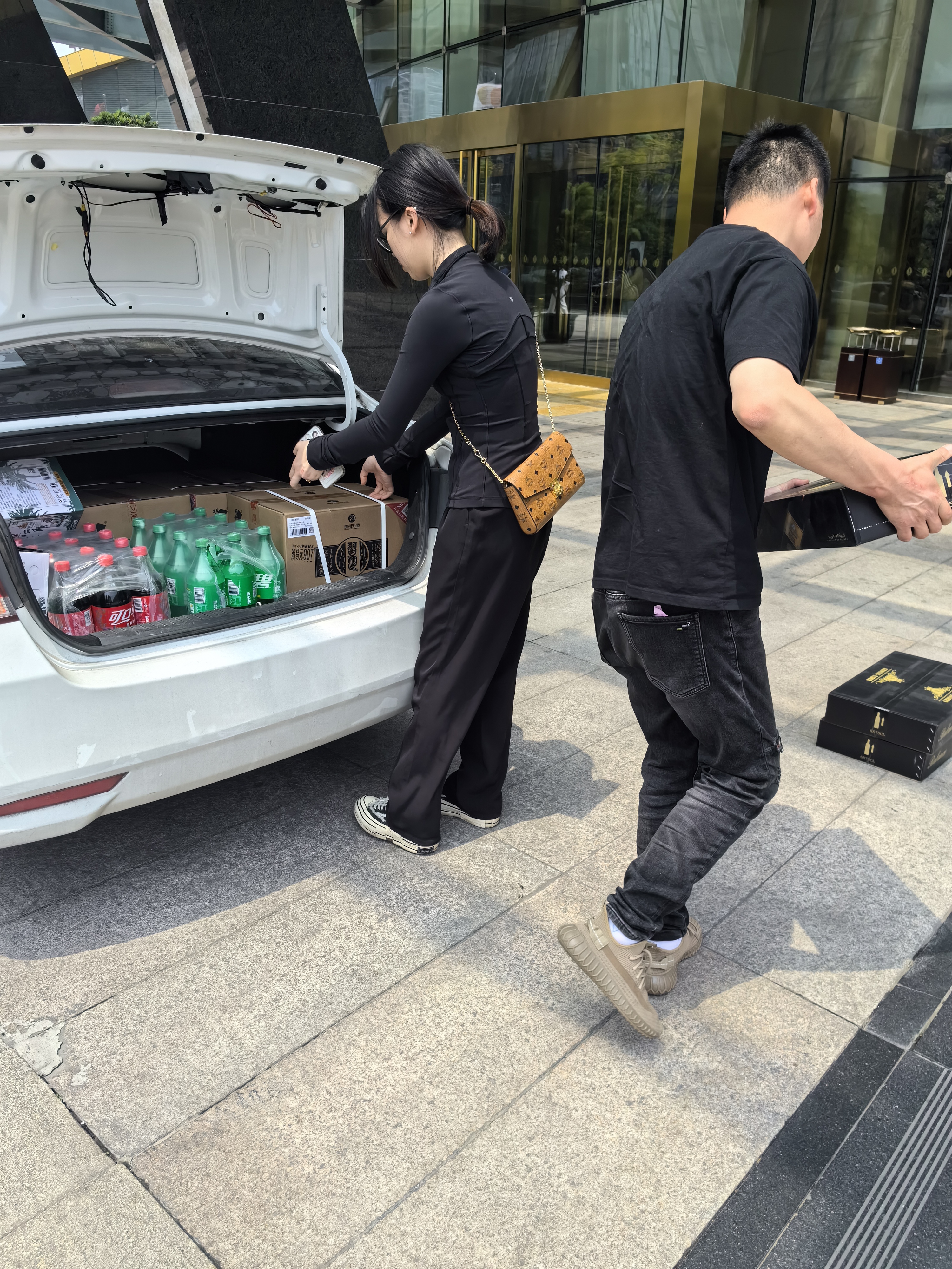 烟酒店的两口子为了省钱叫了一辆网约车,给司机后备箱塞了满满当当的
