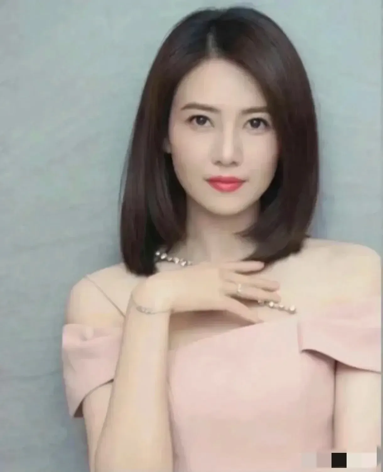 超过四十岁的女性,头发别剪太短,无论直的卷的,一短就