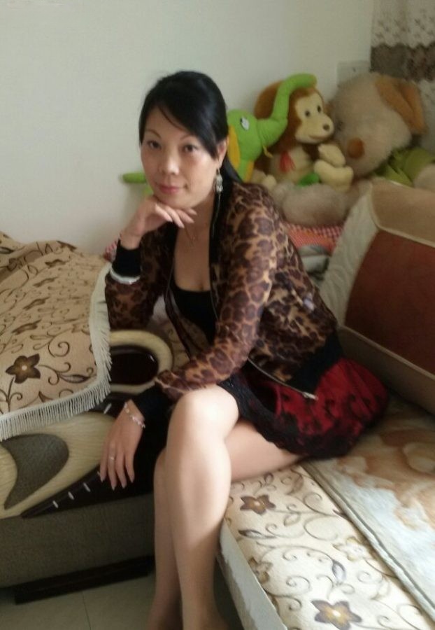 居家美阿姨,悠闲地坐在沙发上,享受着家的温馨与宁