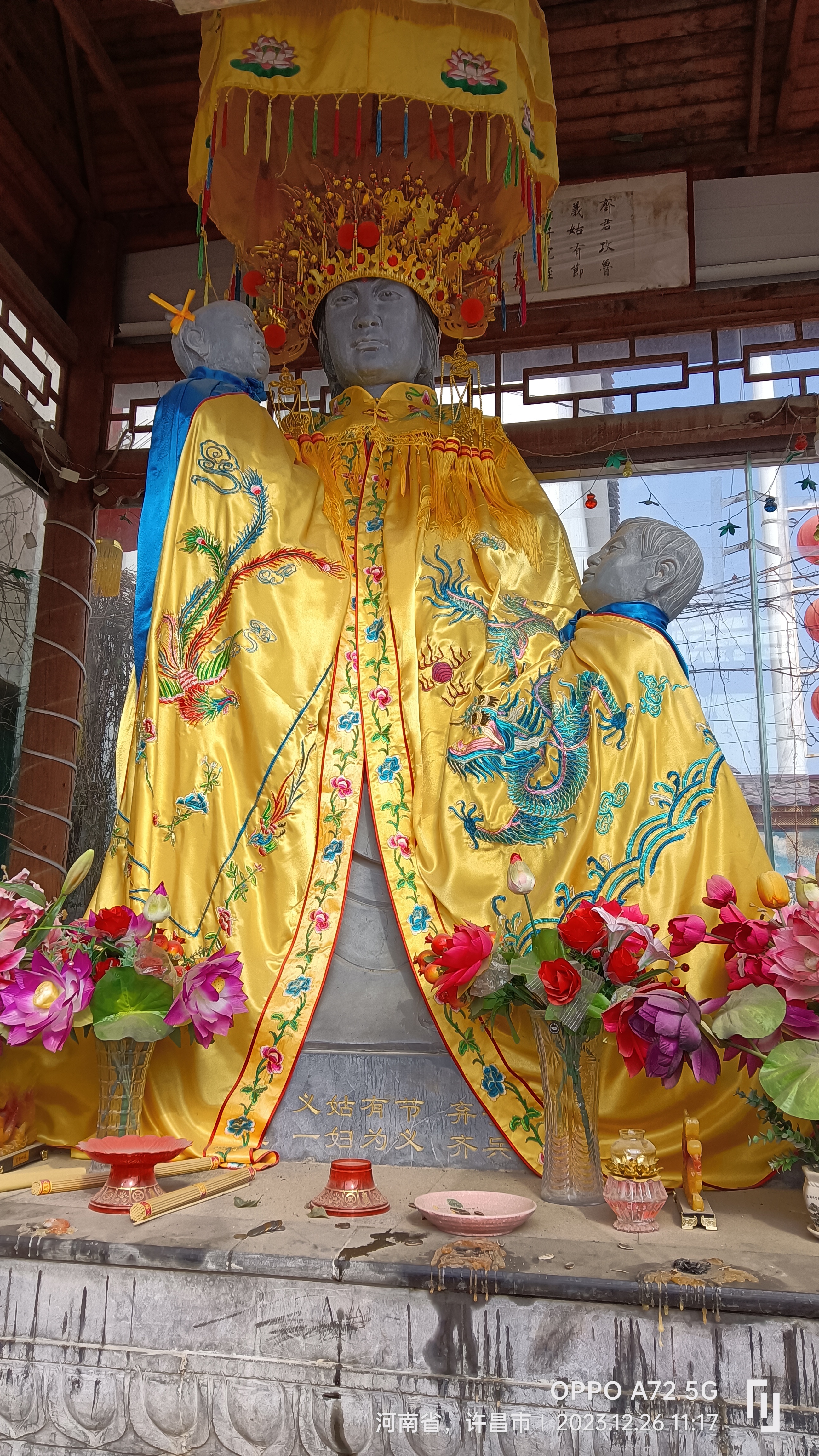 怀中小儿正在吃饼,手里扯的略大一些的孩子哇哇哭