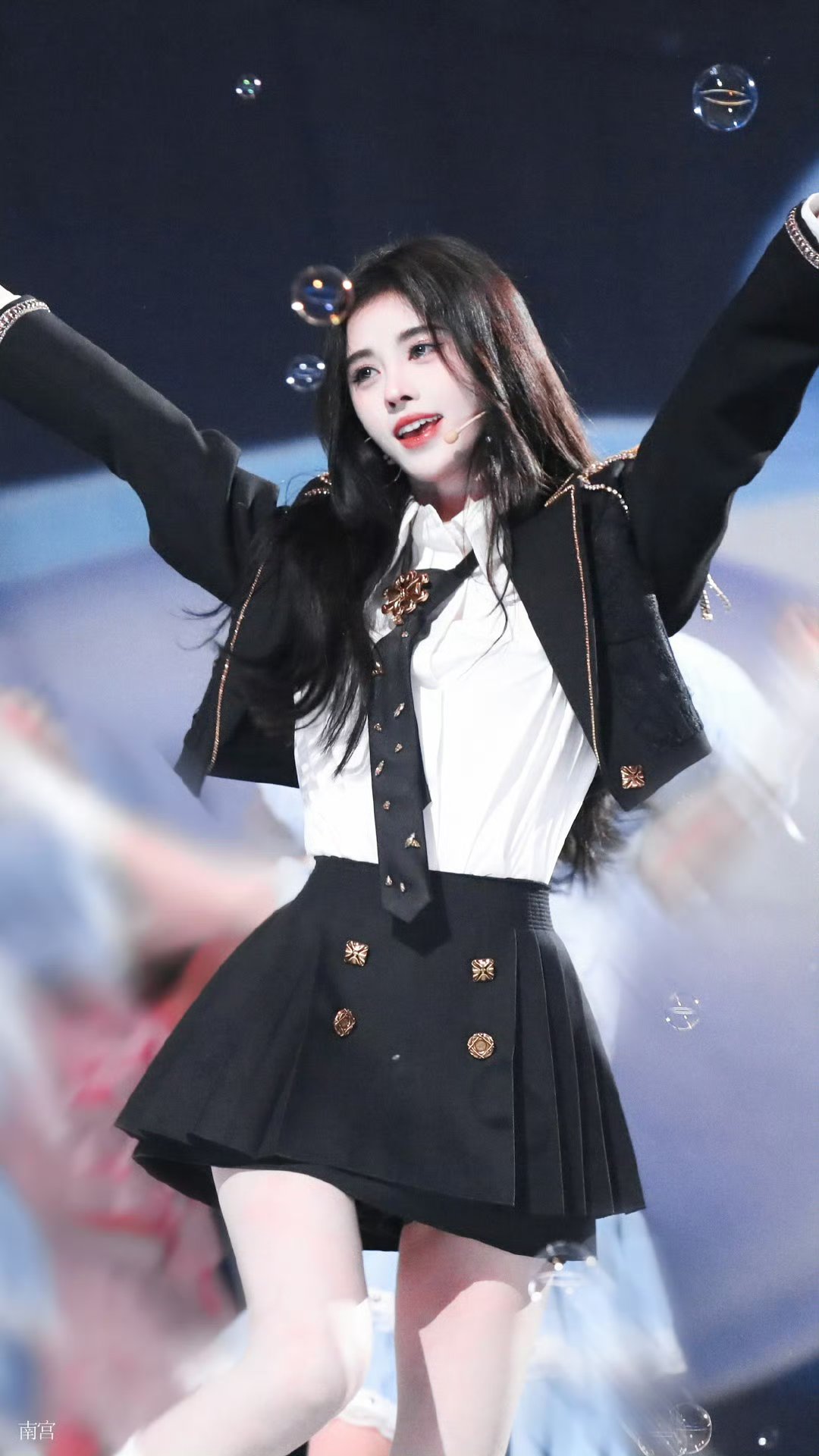 鞠婧祎算是内娱女爱豆业务能力最好的之一, 镜头感很强,骨相甜,来看点