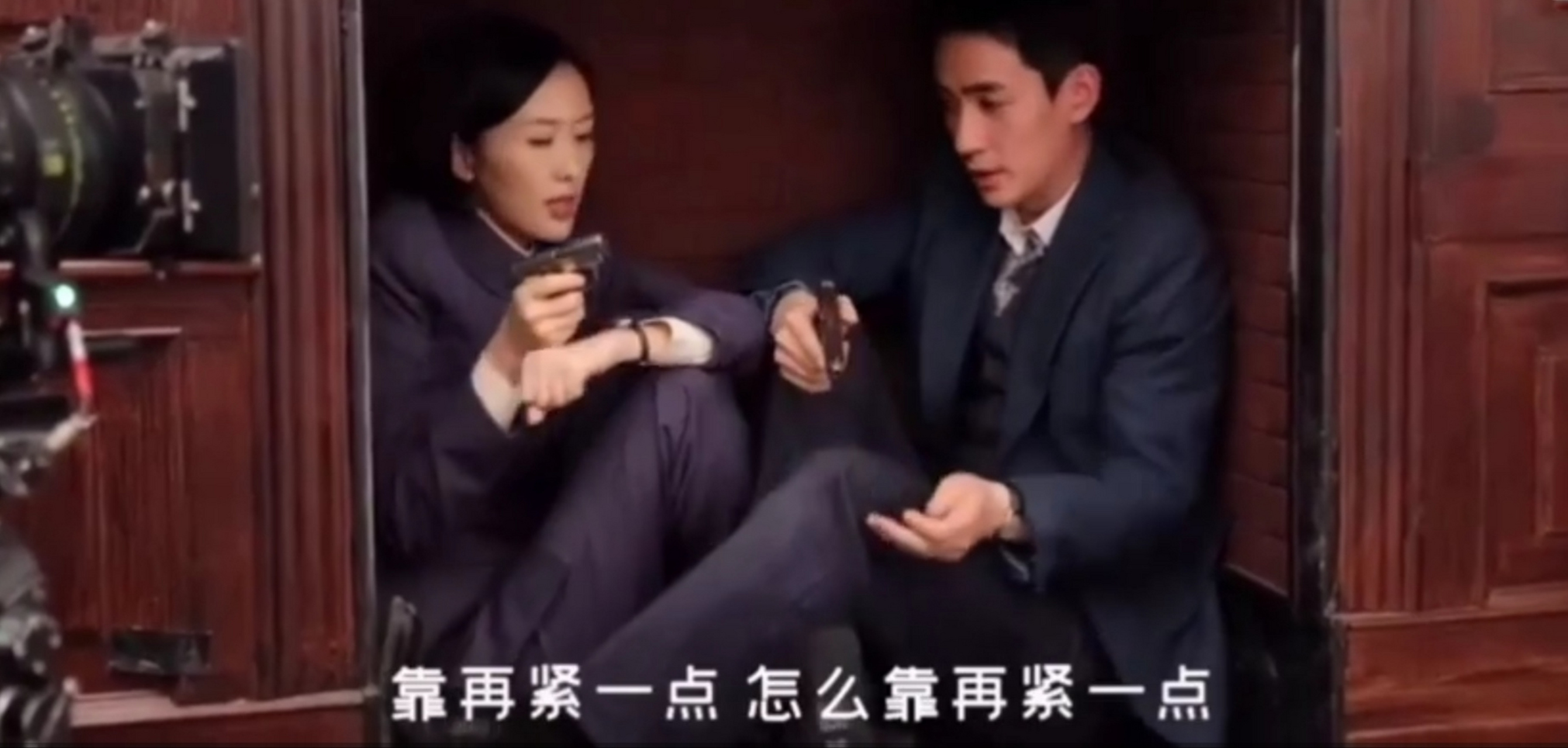 在《叛逆者》花絮中,为了营造躲避敌人的紧张感,朱一龙和童谣都挤身在