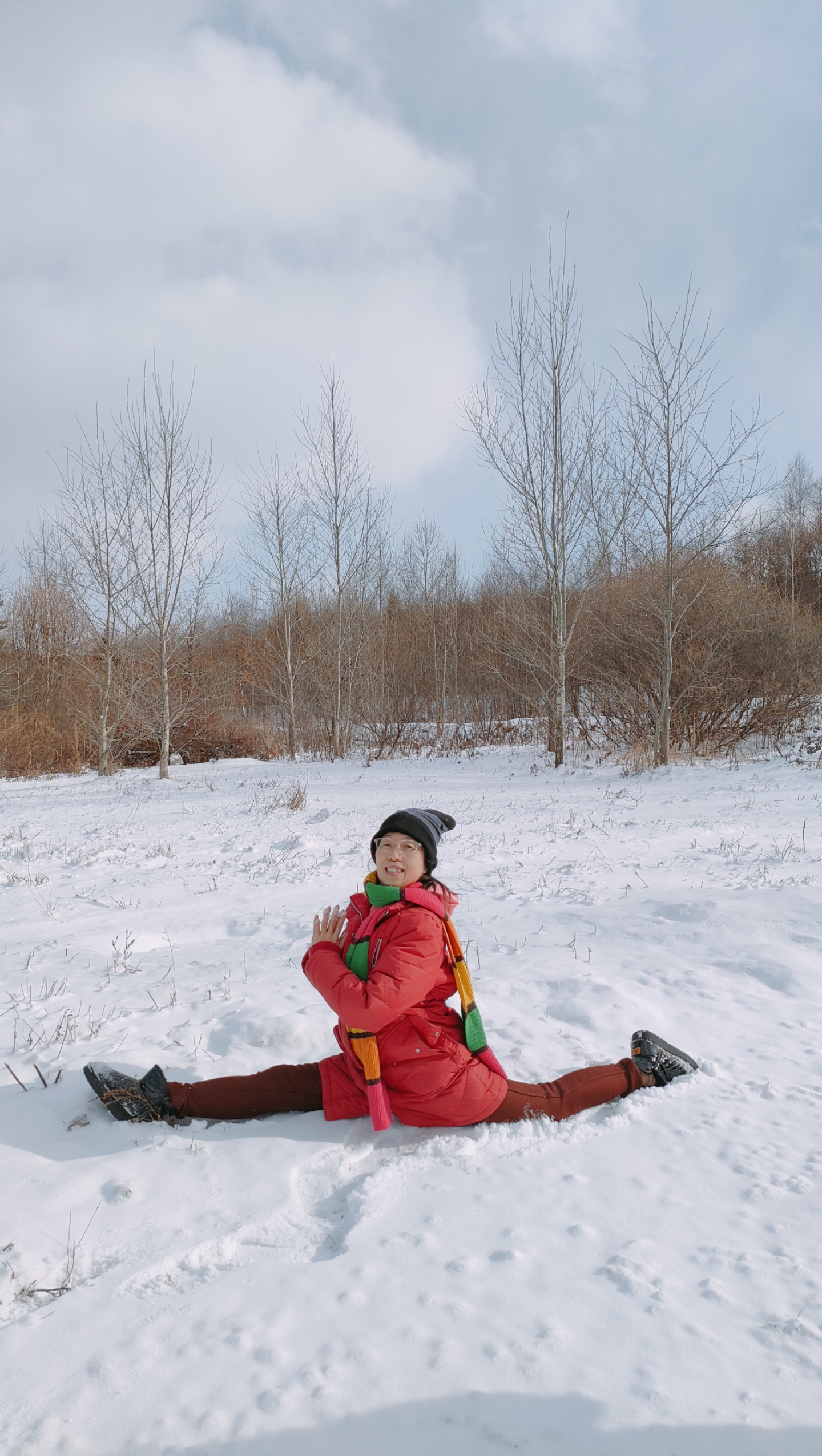 冬日暖阳下的独特体验  在一片纯白中,一位红衣女子坐在雪地,享受着