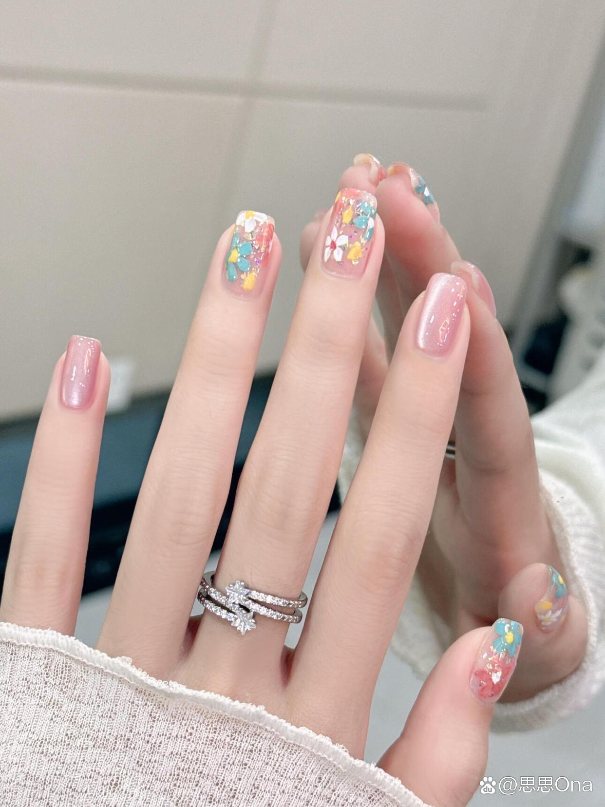 瞧这手上的缤纷春日气息,美甲真是心情的画布～ 你们的美甲都长什么样