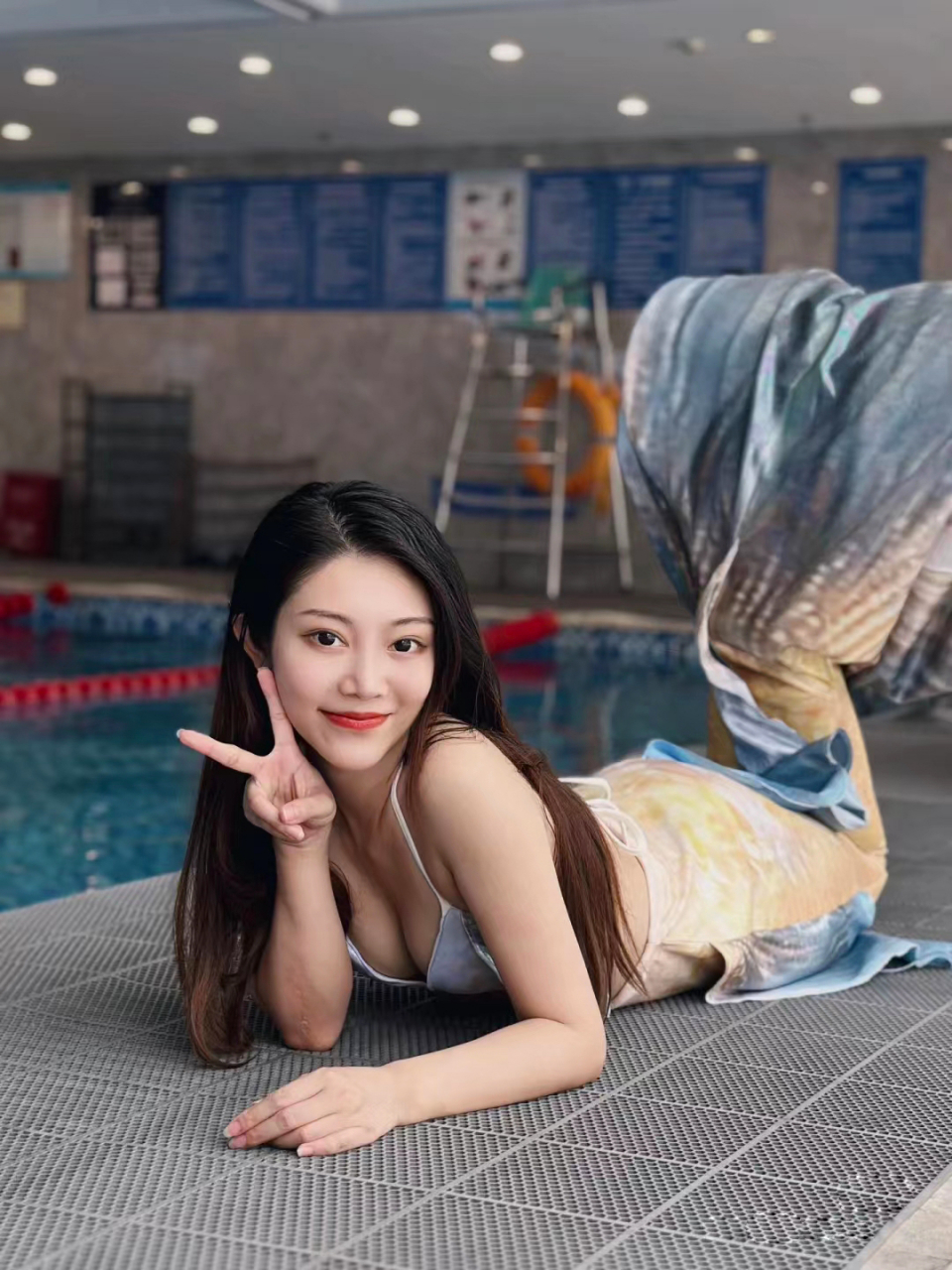 时尚街拍# 今天我要做一条漂亮的美人鱼,长长的身姿性感的体型,迷死