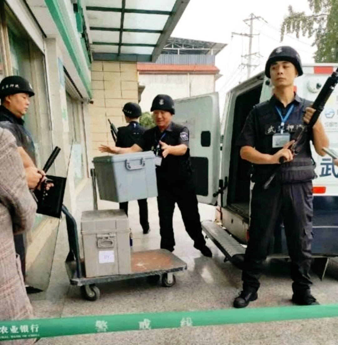 下午时间,在一家银行门口,安保人员严阵以待