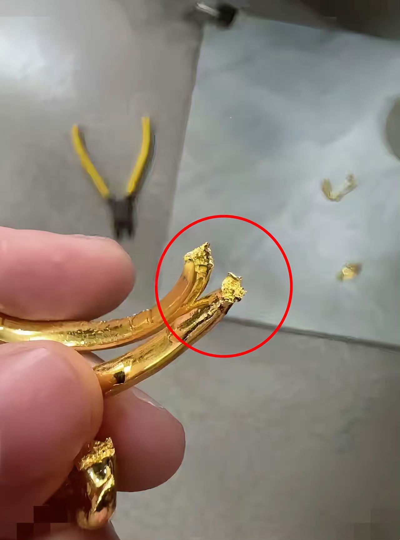 关于黄金手镯拿不下来了剪掉了还可以卖吗的信息 第1张