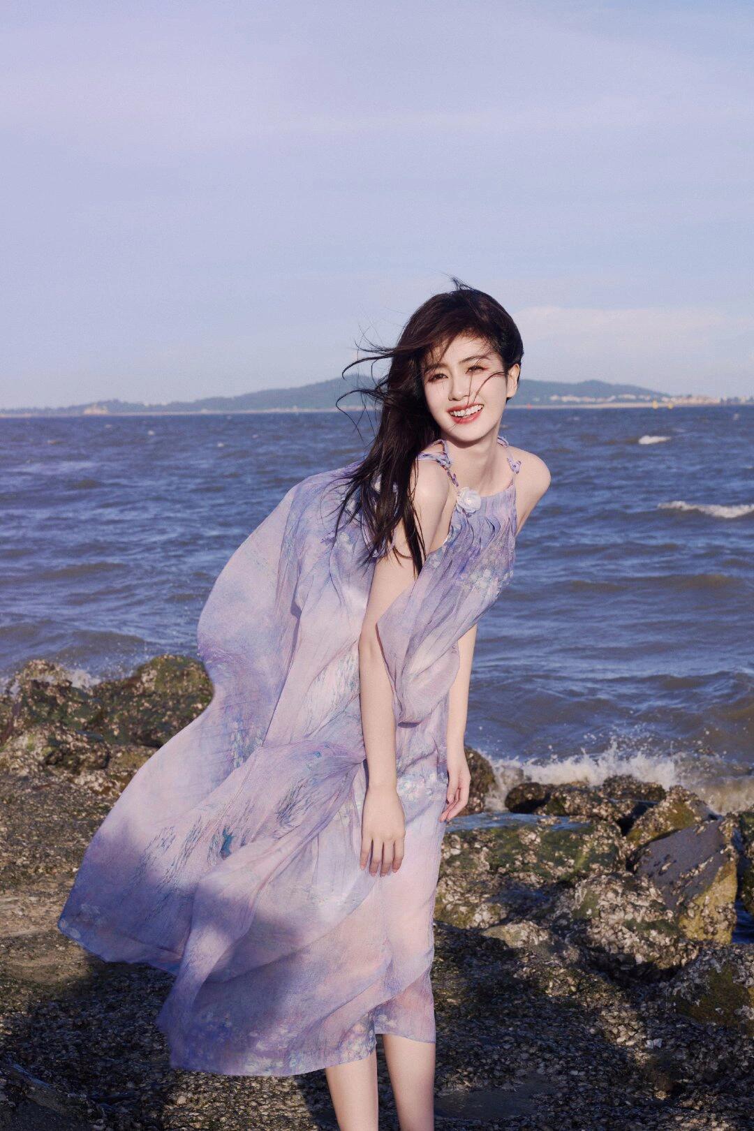 白鹿这组照片真的绝美啊! "风轻轻吹过,将我的温柔与爱意带给了你"