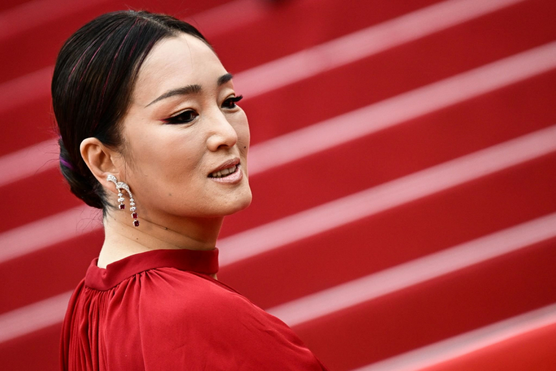 巩俐#牵手爱夫让-米歇尔·雅尔亮相第76届#戛纳电影节#红毯美图.