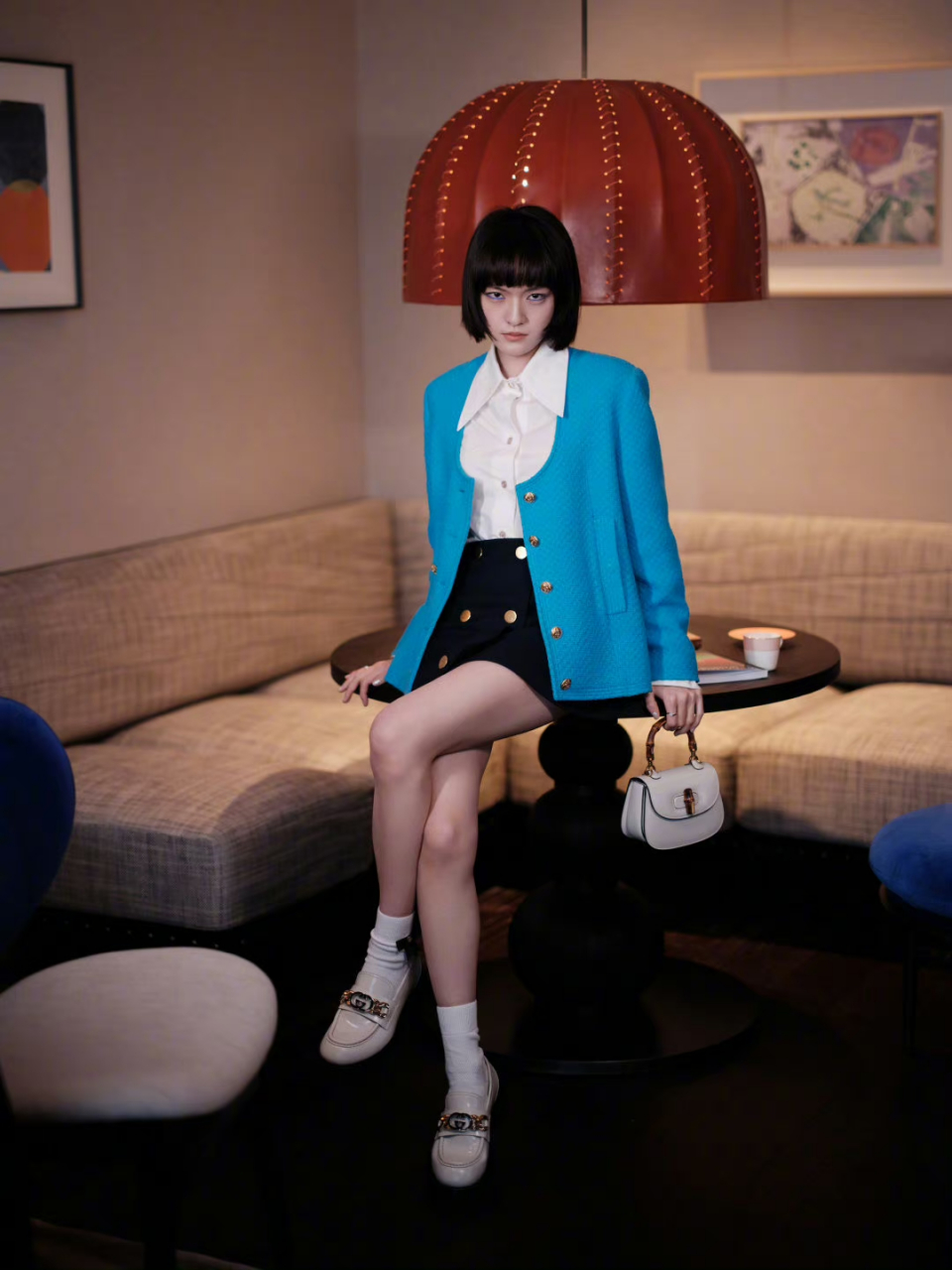 演员文淇大片,自带故事感的眼睛,有了蓝色眼线的加持,更是鬼马灵动.