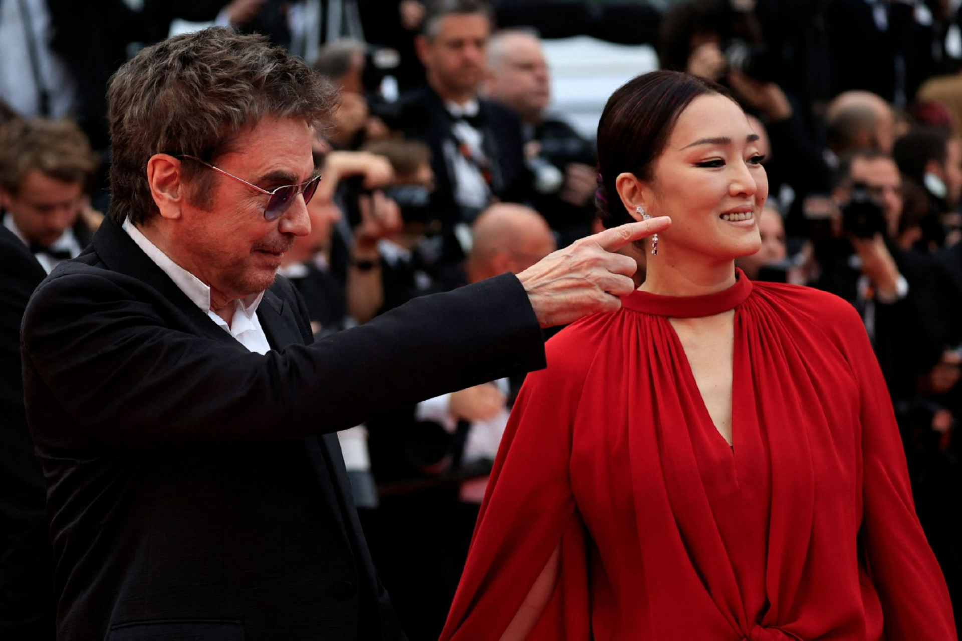 巩俐#牵手爱夫让-米歇尔·雅尔亮相第76届#戛纳电影节#红毯美图.