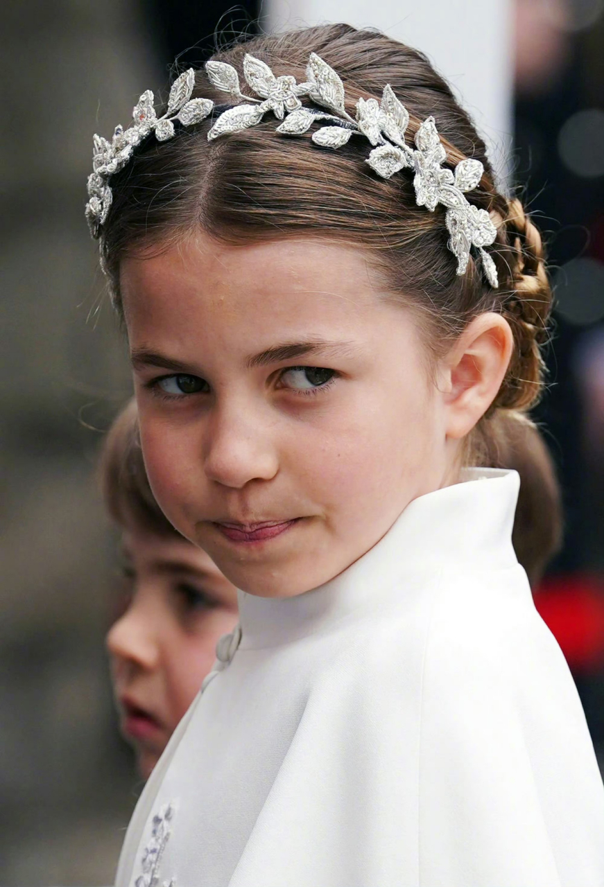 在英国国王查尔斯三世的加冕仪式上,小公主夏洛特成为了热议的焦点