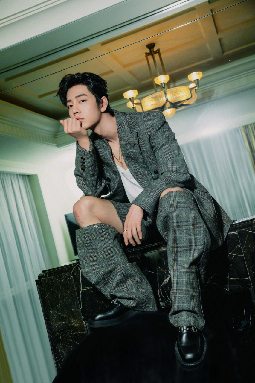 肖战今日寰宇古驰典藏展造型,一身格纹西服套装亮相,细节心思在裤腿