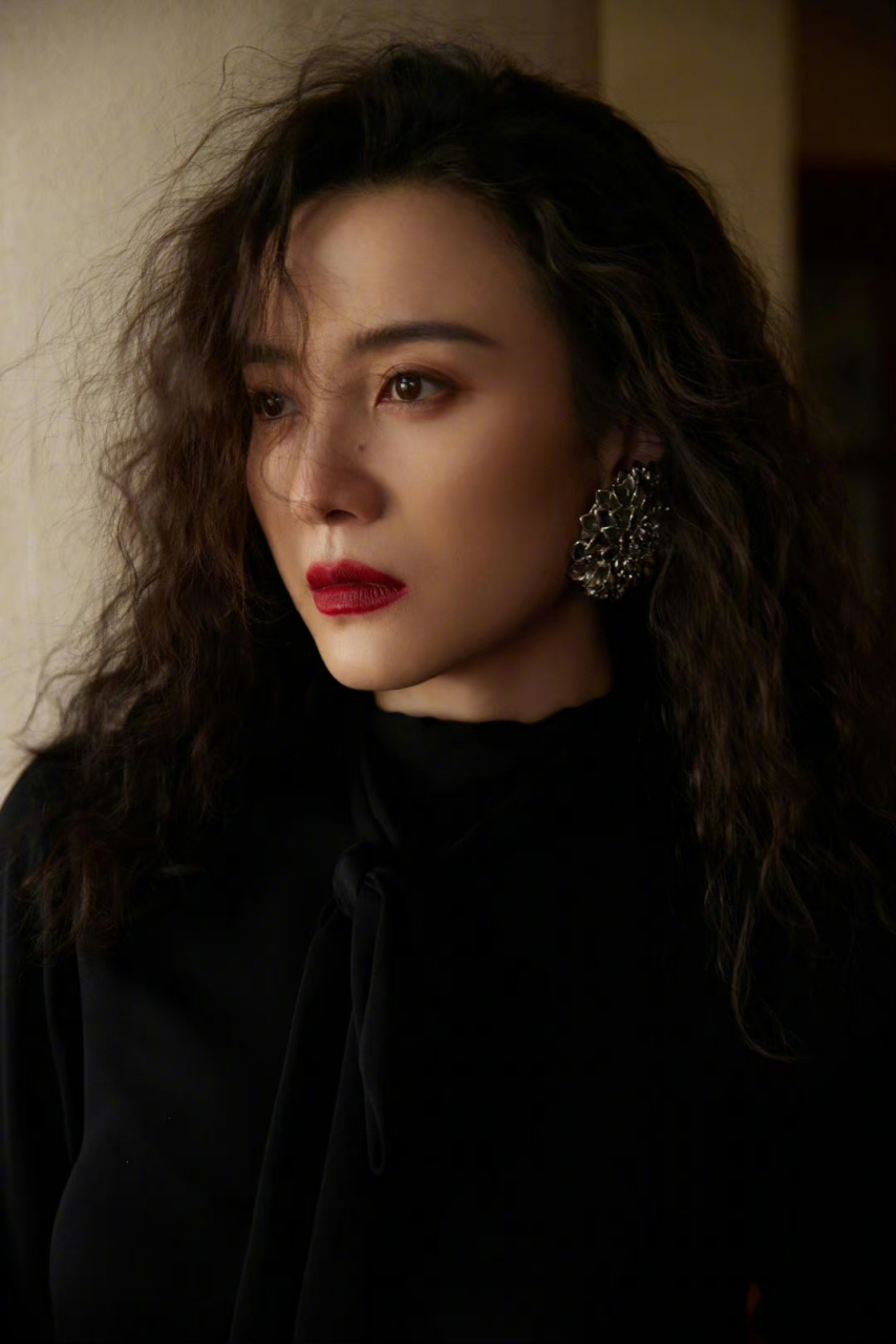 宋佳今日份造型大片,在慵懒与不羁之间.