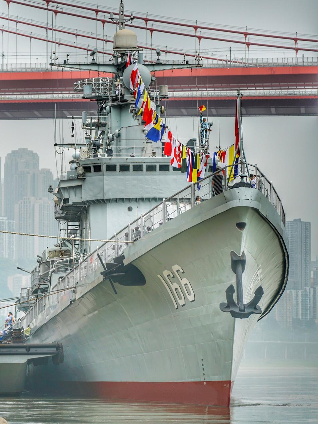 停在浩荡长江上的051型驱逐舰和依山傍水的船型博物馆,映衬背后层峦