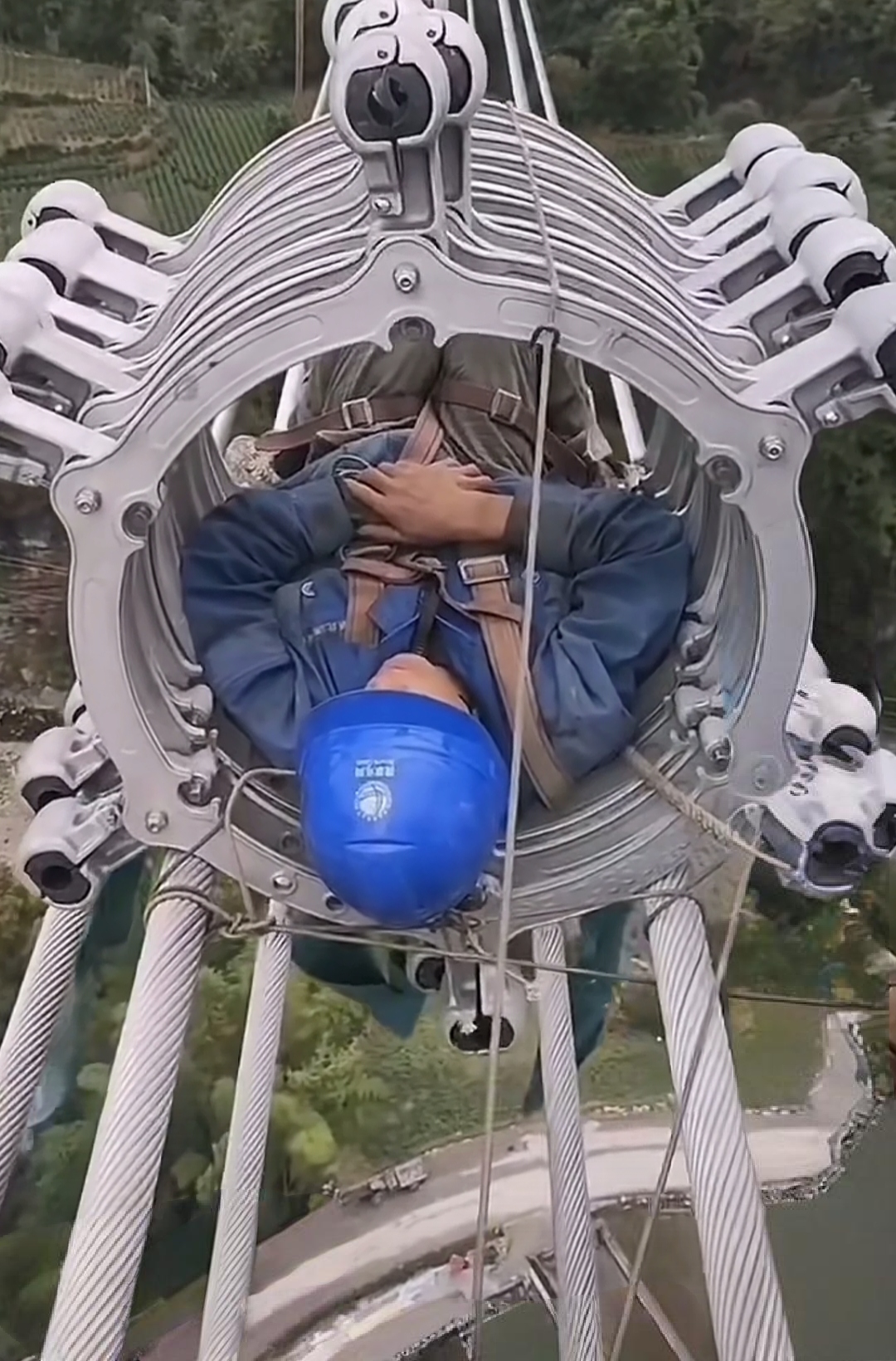 高空作业,电力, 工人,电力工人室外高空作业 ,他们的体力消耗非常大