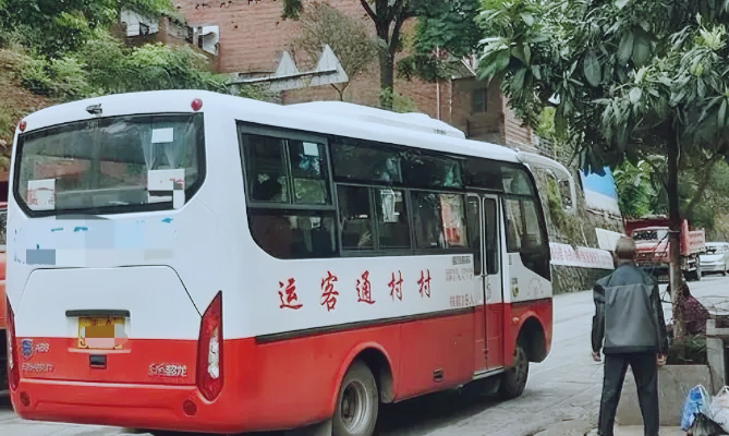"近日重庆,一位乘客在乘坐村村通的中巴时,突然发现自己的手机不翼而