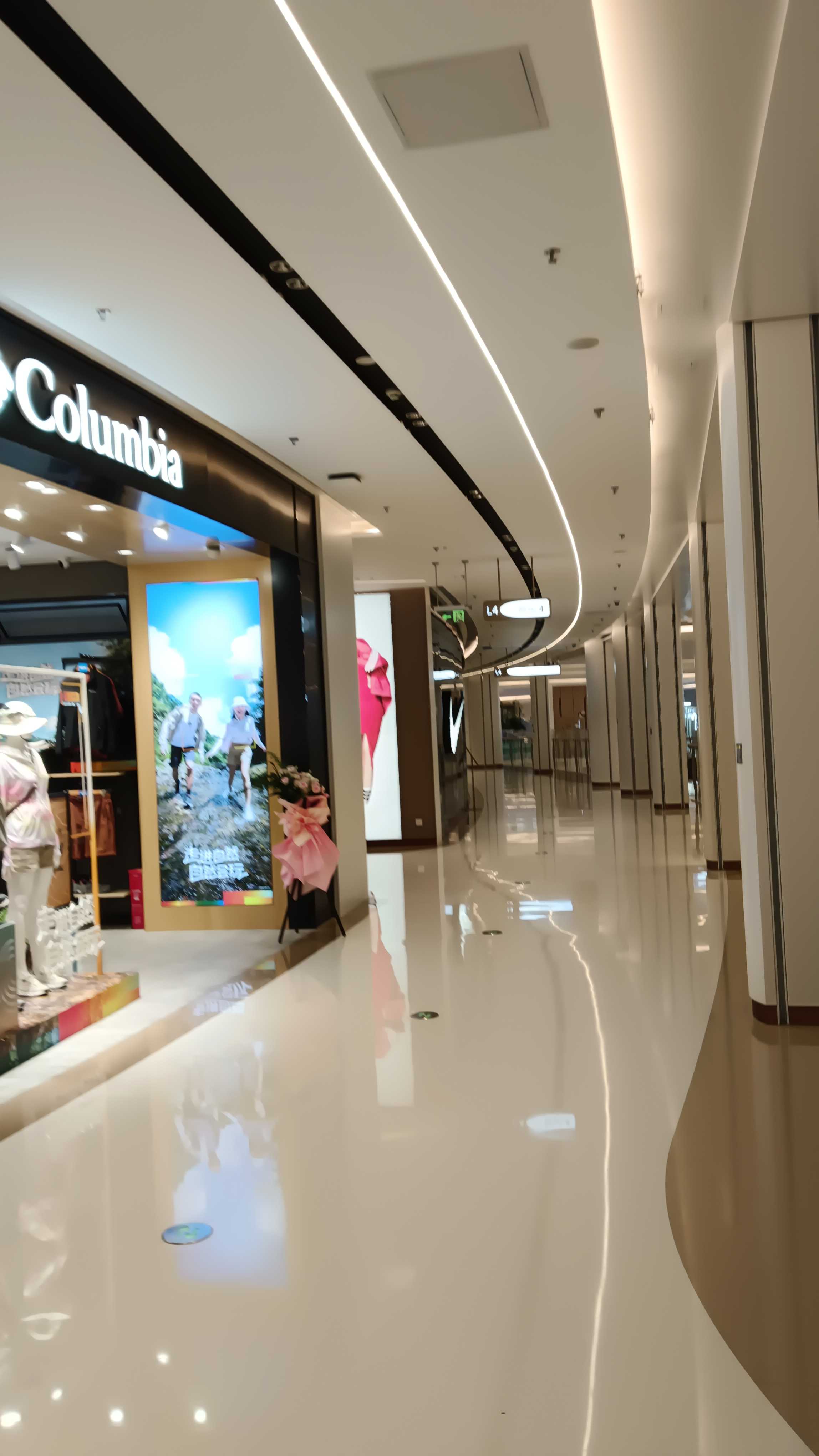 在这座现代化商场,我发现了一处绝美角落!