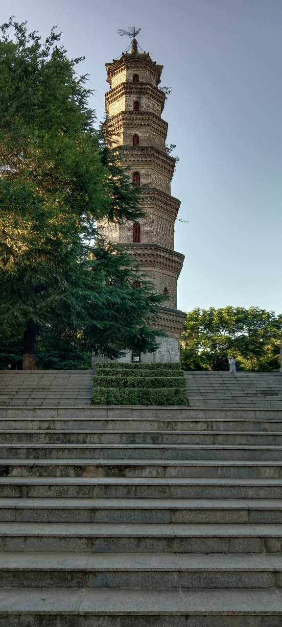 1696年建此塔,以振兴阜阳文风.塔为全砖结构,七层八边形,高31.8米.