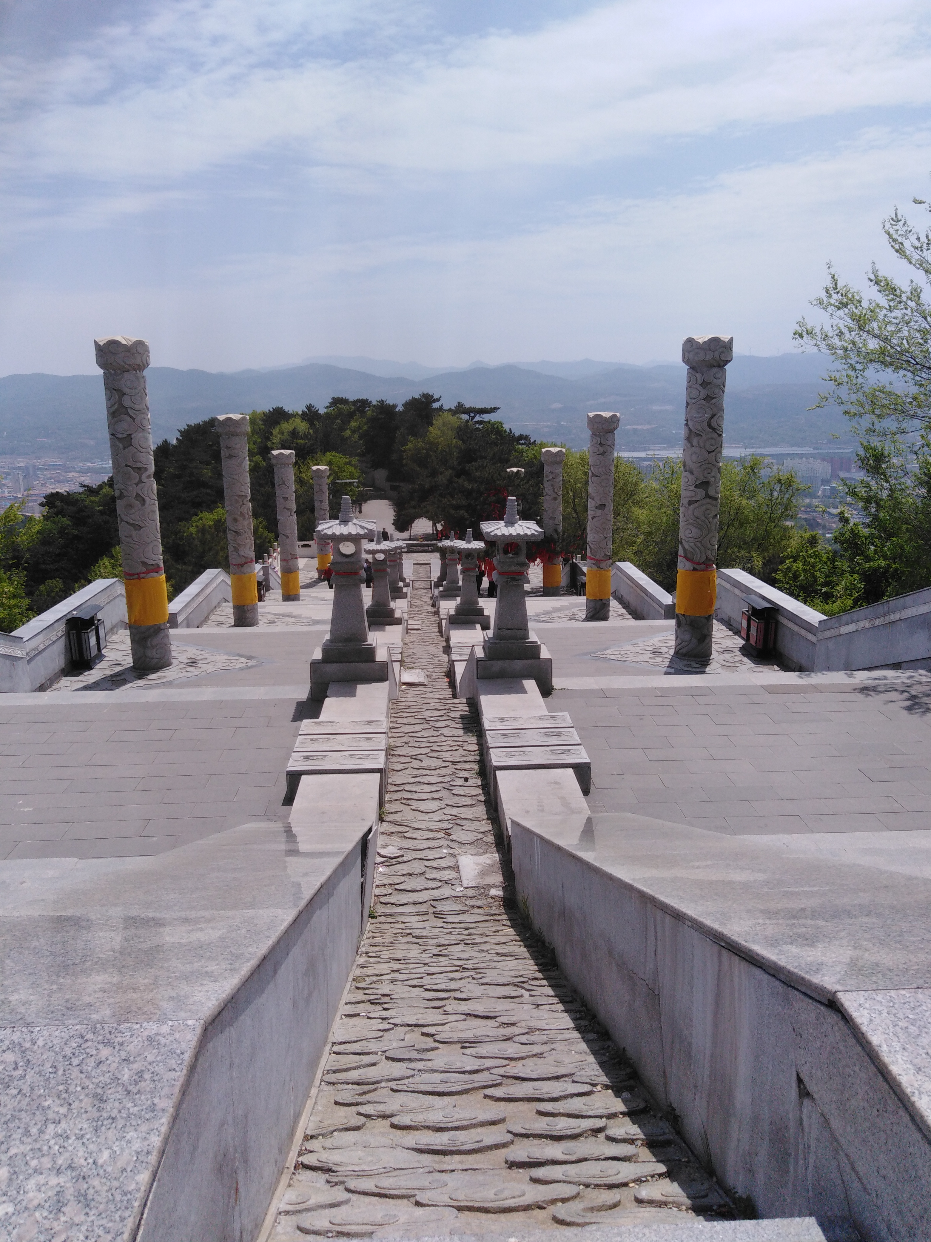 和顺之行,山峰为伴,步履间皆是自然之语.