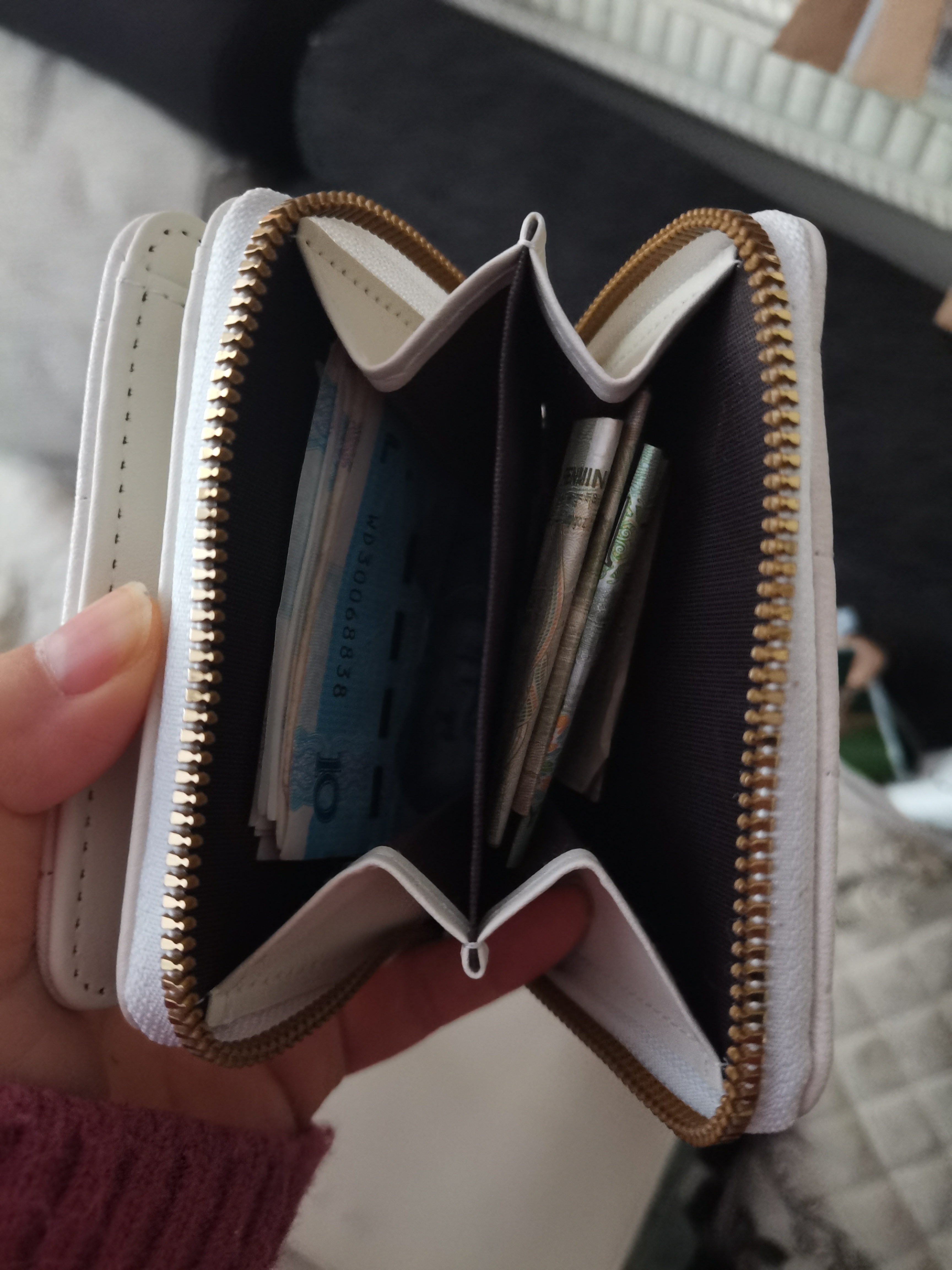 今天去研学了,回头发现她的钱包未带,一分钱都没带走,她这两天估计