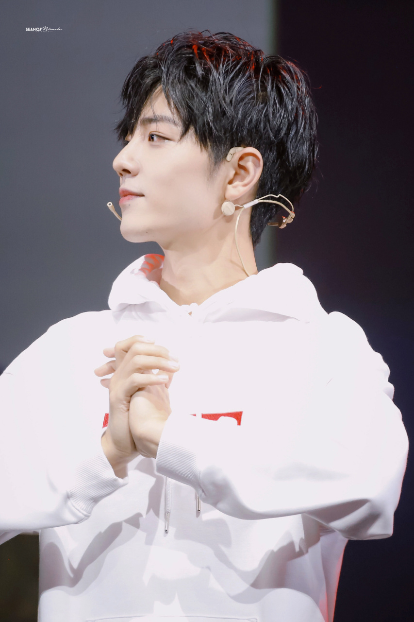 白色卫衣的肖战 干净治愈的容貌 望到心眼里都是甜甜的感觉 #肖战