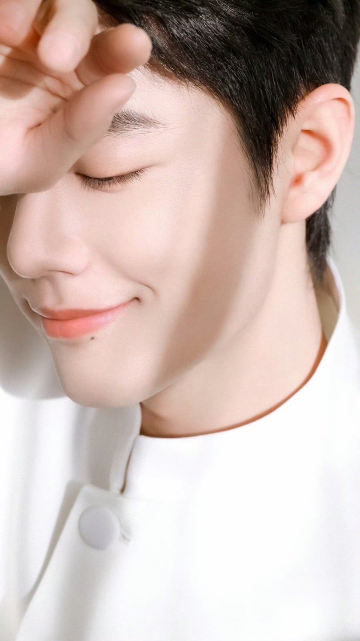 光打在他的侧脸上,真好看.笑似向日葵般灿烂,亮如太阳光般耀眼.