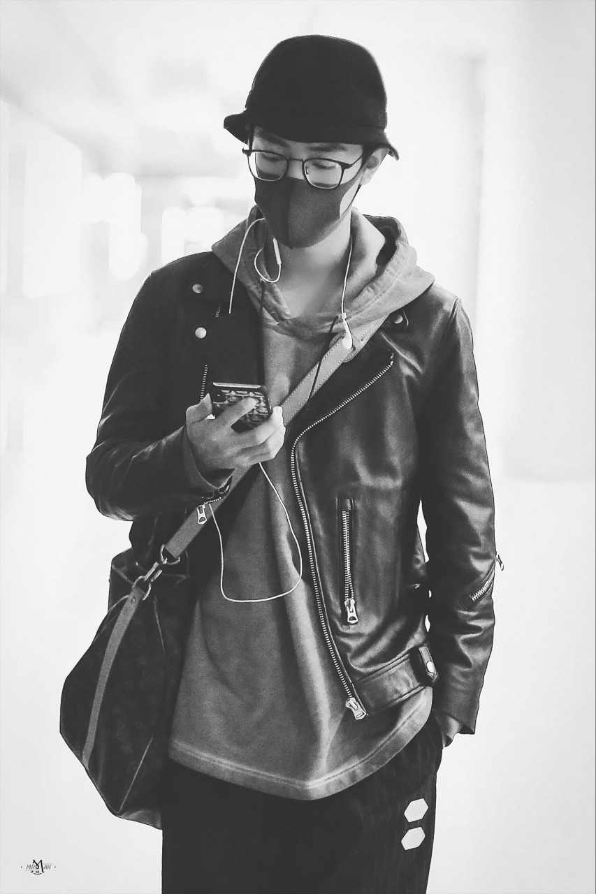 肖战渔夫帽77眼镜77卫衣77黑色皮衣 777777再加上这眼神