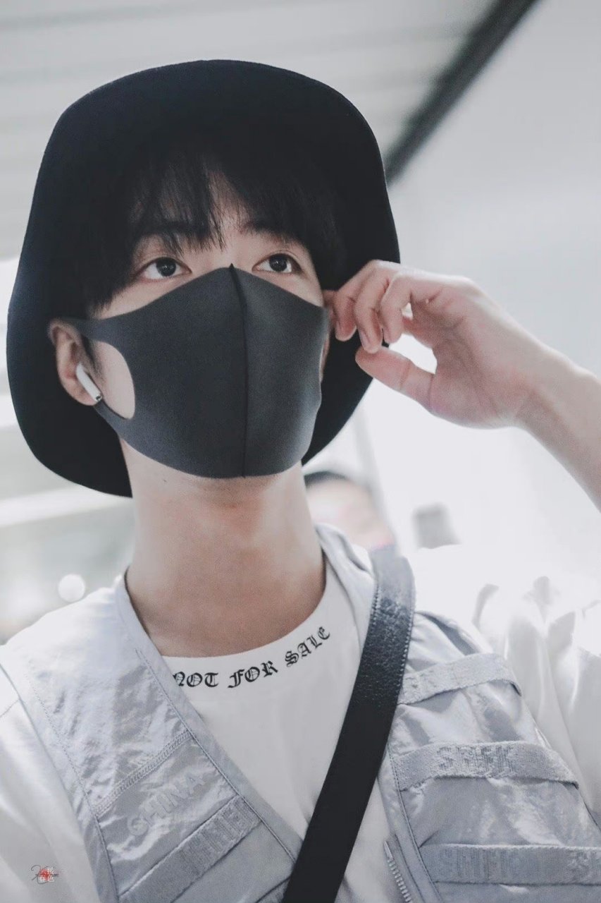 20190912 北京首都机场出发 教科书式的机场穿搭 这双眼睛口罩也这挡