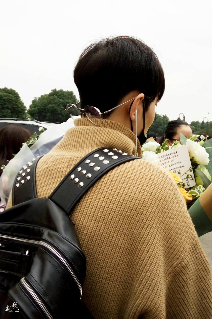 肖战可可爱爱的后脑勺系列(一)  #肖战