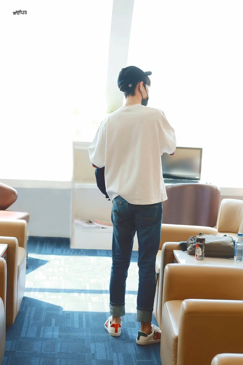 肖战可可爱爱的后脑勺系列(一)  #肖战